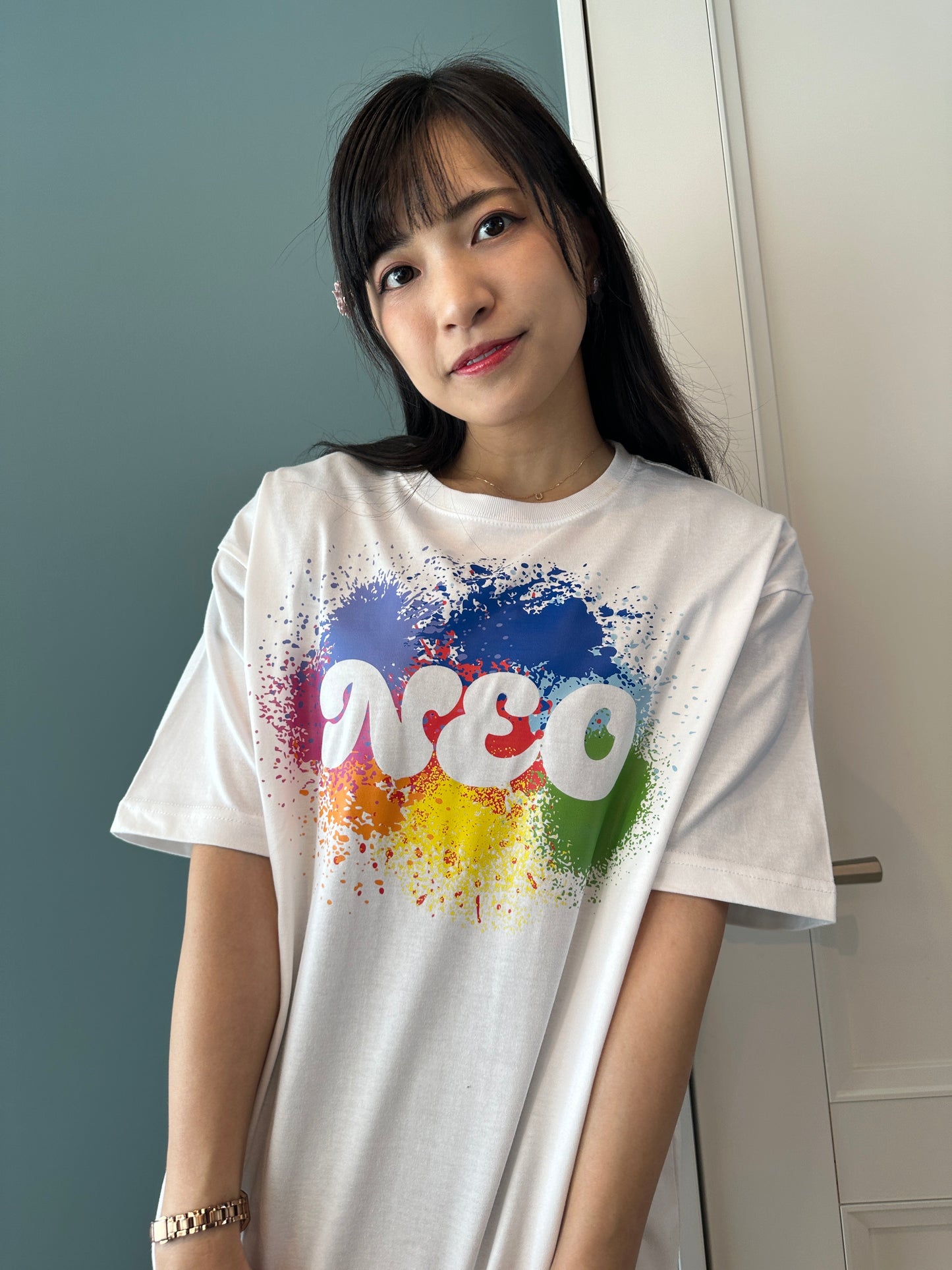 【根尾あかり×NiceAdult】コラボTシャツ_NEO_Rainbow